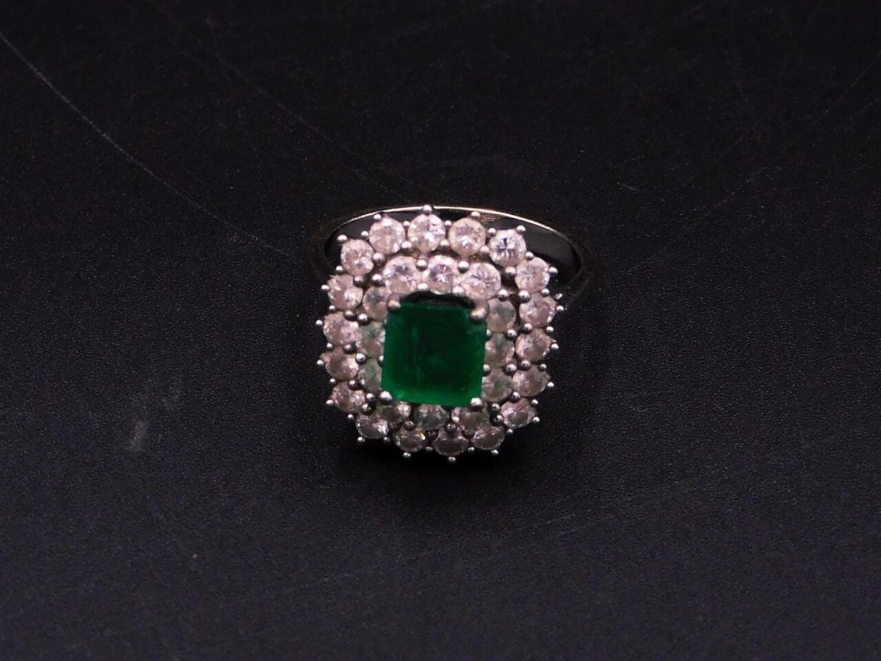 Unknown Artist - 18kt White Gold Diamond and Emerald Lady's Ring