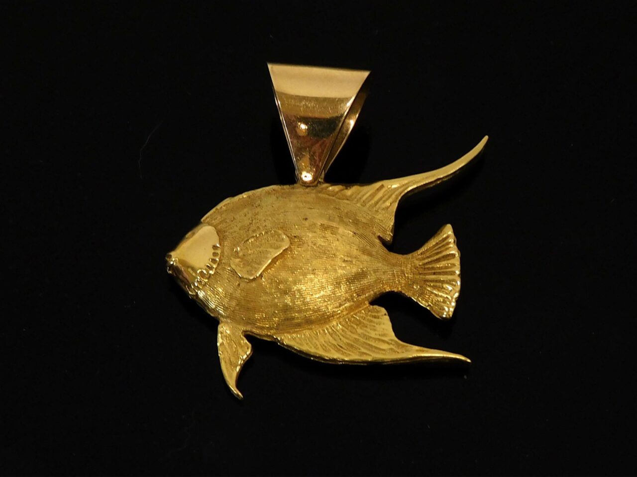 18K Yellow Gold Pendant.